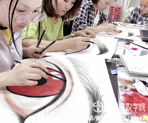 深圳哪家化妆学校老师好（深圳宝安靠谱化妆学校推荐）