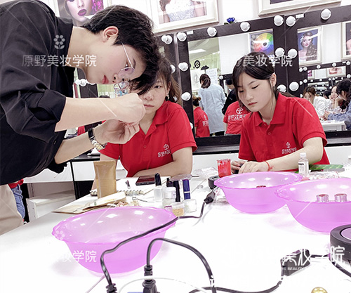 在惠州多少岁可以学习化妆（惠州学化妆学费多少上多久课）