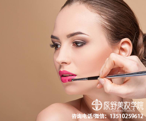 深圳化妆培训学校去哪学（在深圳哪里有专业彩妆培训班）