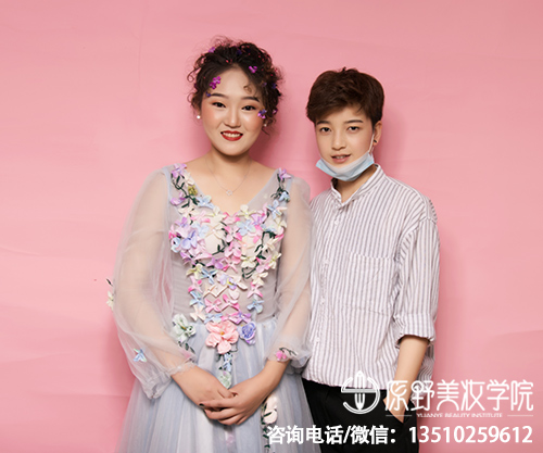 美妆博主的眼妆怎么样？其实跟专业化妆师比一点都不好