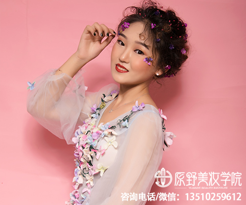 如何搭配妆容和发饰需要哪些步骤