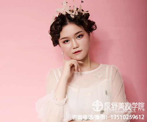 如何巧画咬唇妆需要哪些步骤