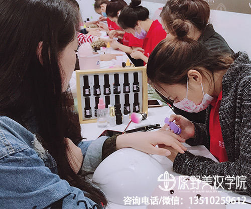深圳纹绣培训学校哪家专业，惠州化妆纹绣培训学校一般需要多少钱