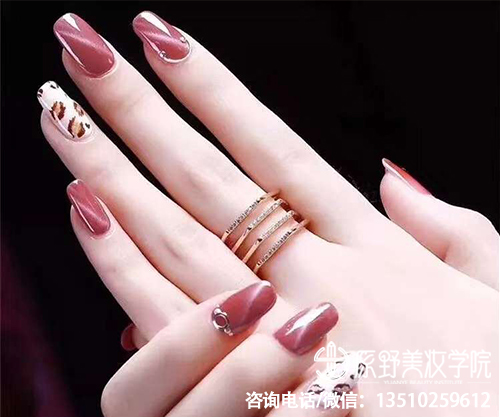 美甲师主要做什么，美甲师都从事什么样的工作